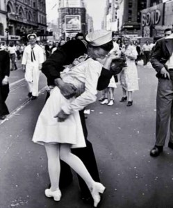 Uno dei baci più famosi, la fine della guerra, 15 agosto 1945